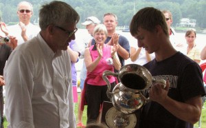 Bob Beall (right) receives the Pabst Cup from PLYC Commodore Richard Verplank in August 2014.
